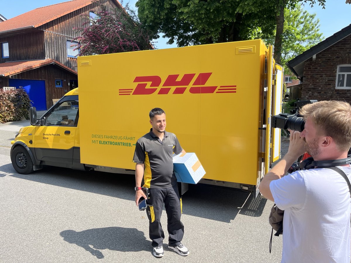 Mohamad Al-Khatib kommt aus dem Libanon, lebt seit 2015 in Deutschland. Er arbeitet bei <a href="/DeutschePostDHL/">Deutsche Post und DHL News</a> als Verbundzusteller (liefert also #Briefe und #Pakete aus) und ist ehrenamtlicher Feuerwehrmann der Stadt #Heinsberg. WDRforyou hat ihn begleitet: fb.watch/kSCk2rXeOn/