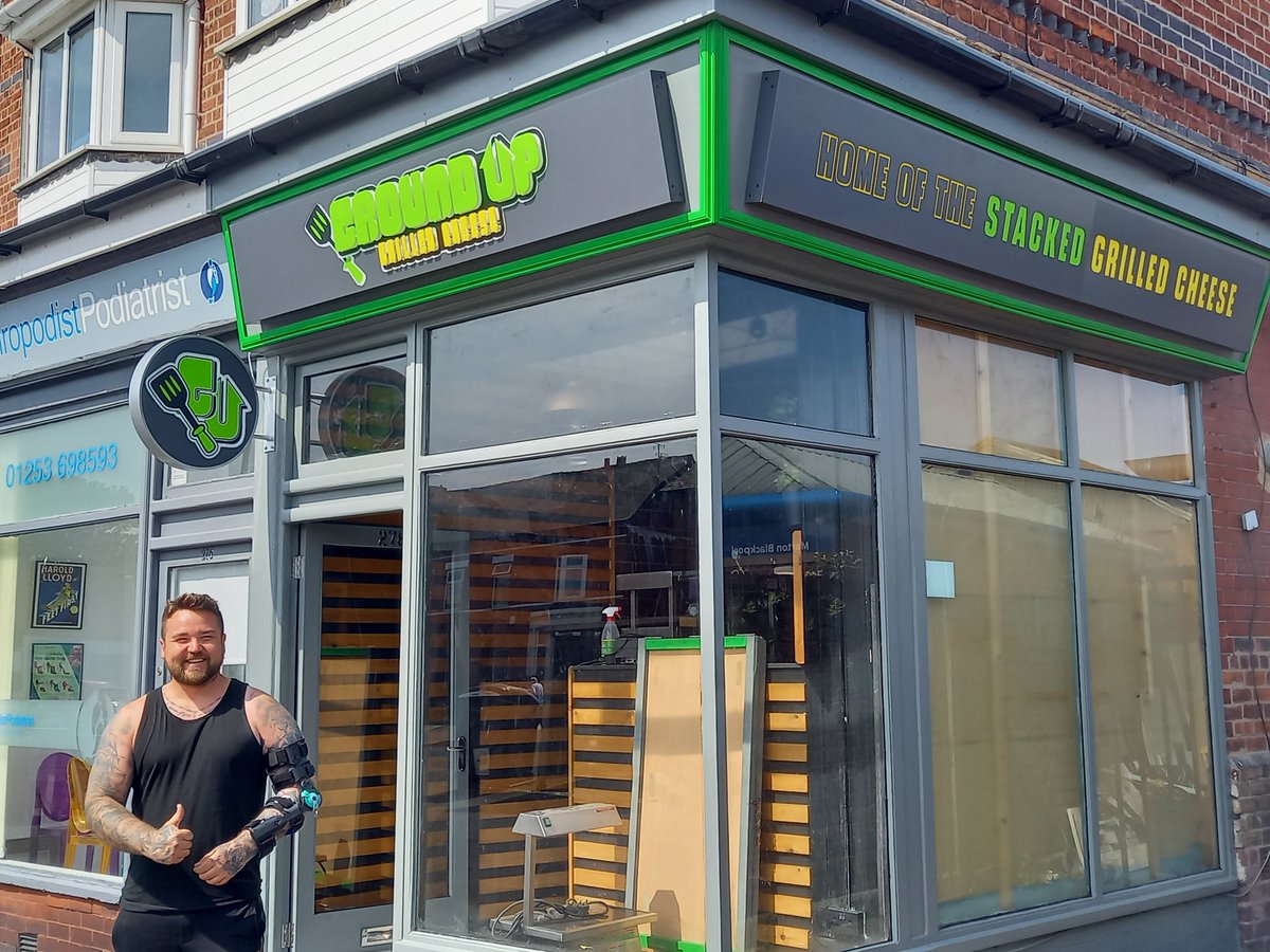 makeit_HD's tweet image. Great job by HD designing, manufacturing and installing the new signage for #GroundUp in Blackpool .. press launch completed online celebrity chef Simon Hannigan @dadthedish who gets 13,000,000 online views per month is delighted with his first takeaways signs