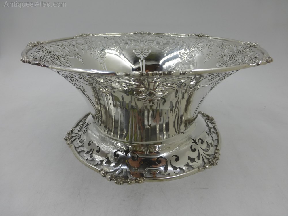 antiques_atlas's tweet photo. For sale on Antiques Atlas is this Large #Antique #silver Bowl Sheffield 1919 https://t.co/Ok0ar44bb7 listed by Jonathan Green Antiques #englishsilver #antiquesilver #Sheffieldsilver #antiquesilverbowl jonathan_green_antiques https://t.co/ZV1eYdyTMb