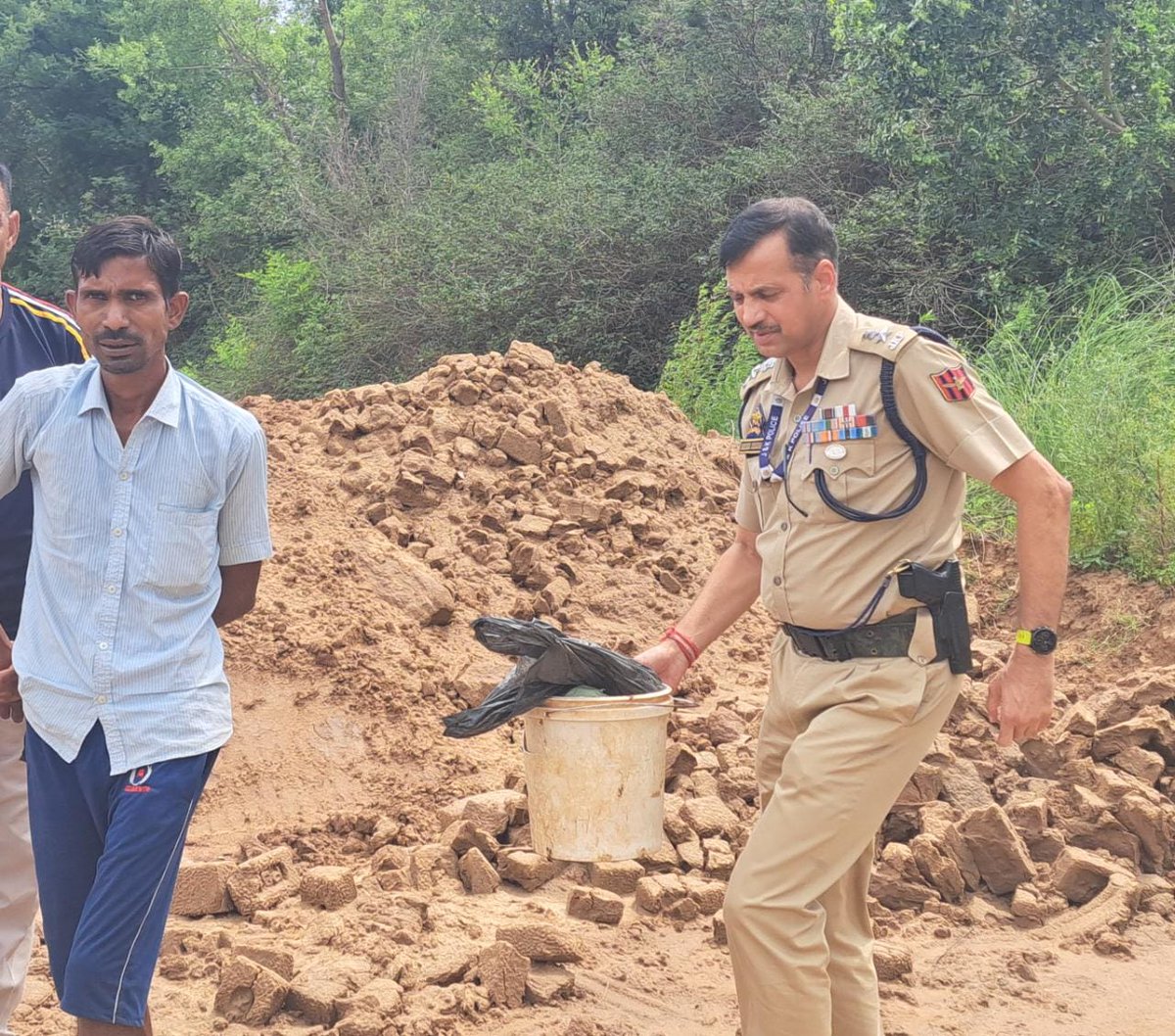 journalistAmit8's tweet photo. सुरेंद्र चौधरी अतिरिक्त पुलिस अधीक्षक सांबा ने थाना के अंतर्गत कटली गांव में रजनीश परगाल के ईंट भट्टे के पास सर्जिकल स्ट्राइक करते हुए मियां बीवी को तकरीबन 600 ग्राम गांजा के साथ दबोचा। यह दोनो ईंट के भटे में काम करते हैं और आस पास के लोगों को गांजा बेचते हैं . 

Good Job Sir https://t.co/HhpF3jXWnK