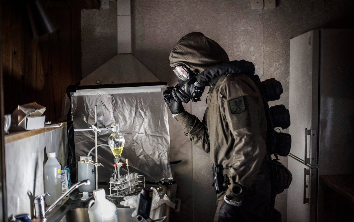 Är du intresserad av naturvetenskap och vill kombinera det med yrket som soldat?
 
Som CBRN-soldat fokuserar du på skydd mot kemiska (C), biologiska (B), radiologiska (R) och nukleära (N) stridsmedel.
 
Läs mer och ansök på bit.ly/40gCJwJ