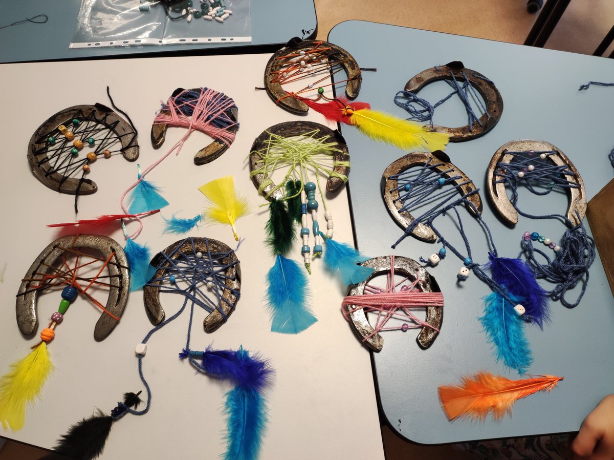 UlyssetAnneSo's tweet photo. Aujourd'hui, au club arts créatifs les élèves réalisent des attrapes rêves en utilisant de vieux fers à cheval 🤩🪶
#CDIcollege #profdoc #clubartcreatif #DIY #attrapereve https://t.co/gMHCMR0XlW
