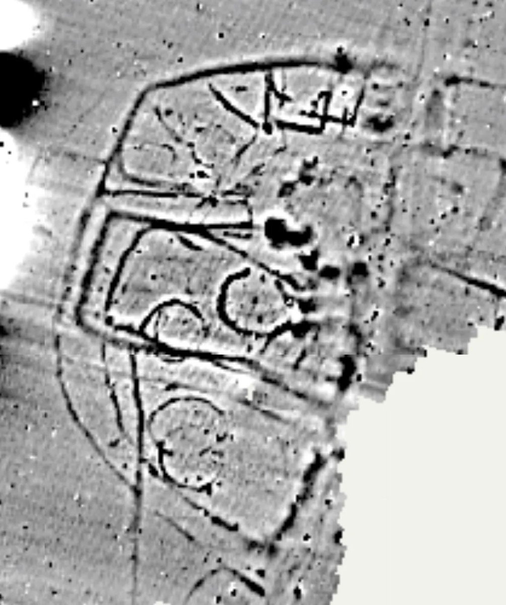 Ever wondered how archaeologists know where to dig on our #A428BlackCat? 

Geophysical surveying is used to produce maps showing where the archaeology is &amp; what type of archaeology we can expect, all before we put a spade into the ground! 

What can you spot? 🤔

<a href="/MOLArchaeology/">MOLA</a>