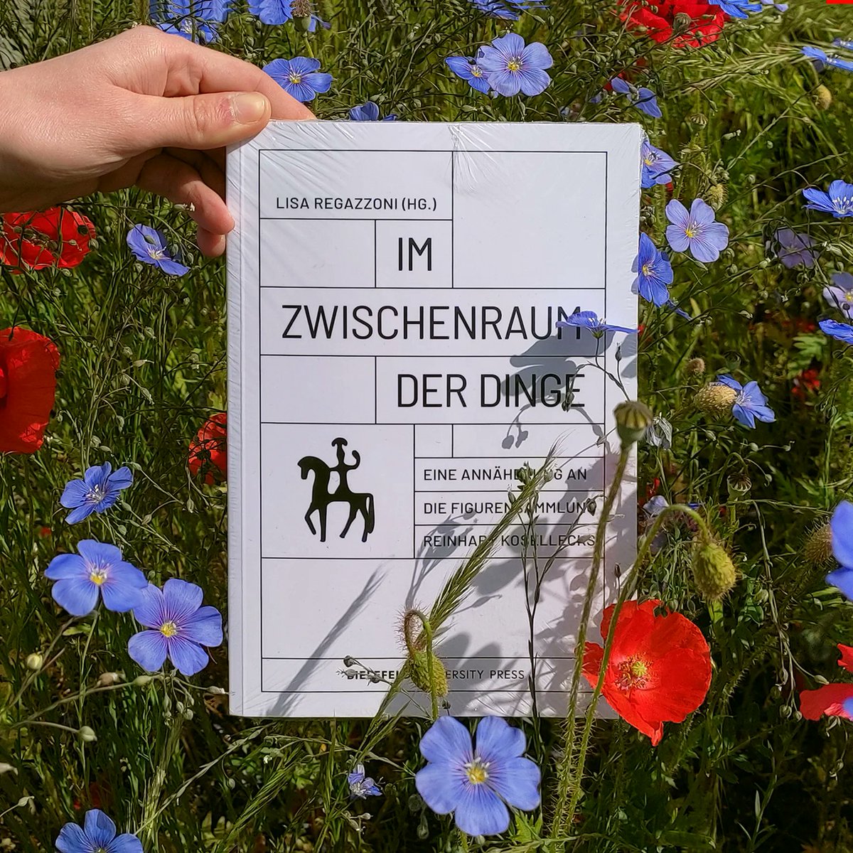 BielefeldUP's tweet photo. Sachbuch in ungewohnter Umgebung: Es ist meteorologischer Sommeranfang und unsere Bücher wollen an die frische Luft!

#biup #bielefeld #reading #golesendirecto #buch #lesen2023 #koselleck #sommer #sonne #blumen #amazingnature #fakten #wissenschaft #bookphotography #sommeranfang https://t.co/zzjr8jAVD4