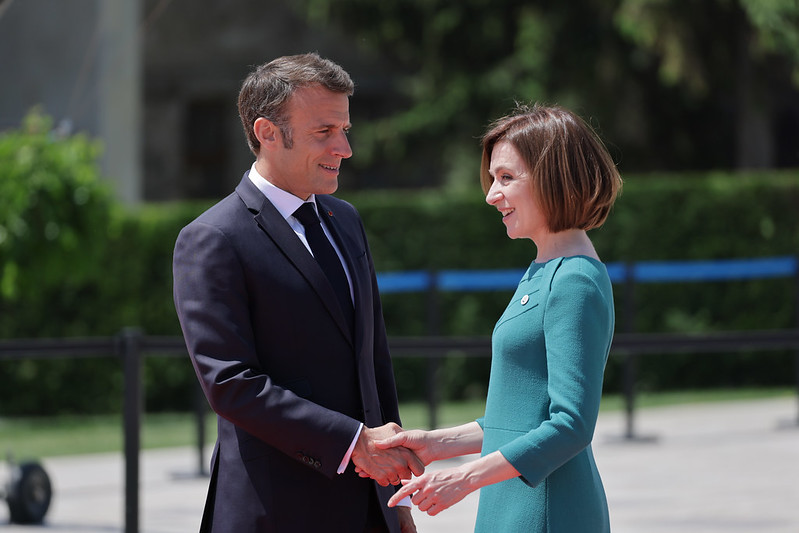 President of France @EmmanuelMacron was greeted by President @sandumaiamd after arriving at Mimi Castle to work on issues that affect all European citizens.