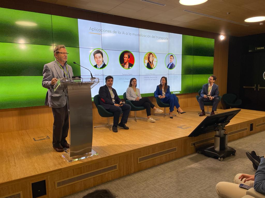 _nommon's tweet image. Como en años anteriores, terminamos el #EventoNommon2023 con una mesa redonda. 

💬 En esta edición debatimos sobre el potencial de la #inteligenciaartificial para mejorar la #modelización del #transporte. Modera la mesa Luis (Pilo) Willumsen, Socio Director de #Nommon.