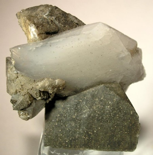 ckd_ce's tweet photo. 14) When to clinically suspect #PH?
*⃣ Recurrent Ca kidney stones esp in a patient with Ox crystals in the urine sediment, normal urinary calcium, uric acid excretion
*⃣ Pure #CaOx monohydrate kidney stones (#whewellite 👇)
*⃣ #Nephrocalcinosis, esp if associated with 🔽 #eGFR https://t.co/GPRfcNeAhW