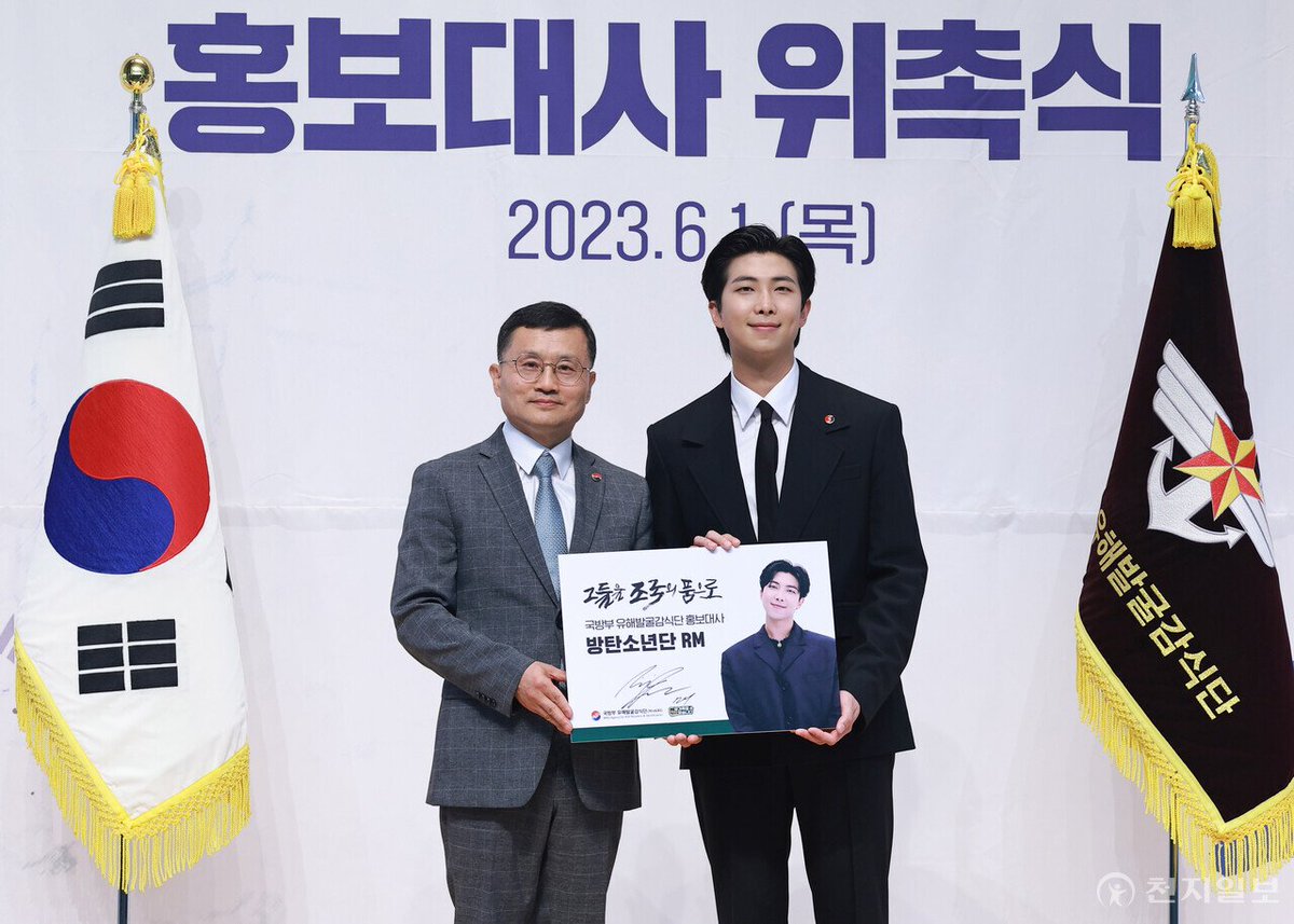 sugadboy's tweet photo. — #RM es oficialmente el embajador del equipo de Recuperación e Identificación del Ministerio de Defensa Nacional de Corea.

"Hola, soy RM de BTS.
En primer lugar, es un verdadero honor estar en presencia de invitados tan respetados como el Equipo de Excavación del Ministerio + https://t.co/kbyiUFVrhM