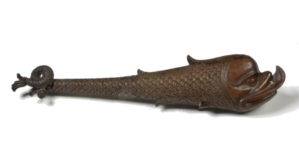 Nel #MuseodellaMusica di #Bologna  vi sono alcuni minuscoli violini, di cui uno costruito in forma di #delfino. Questi strumenti in miniatura erano destinati agli insegnanti di danza. Per questo sono esposti assieme ad alcuni manuali per la danza. #OceaniMW #OceansMW