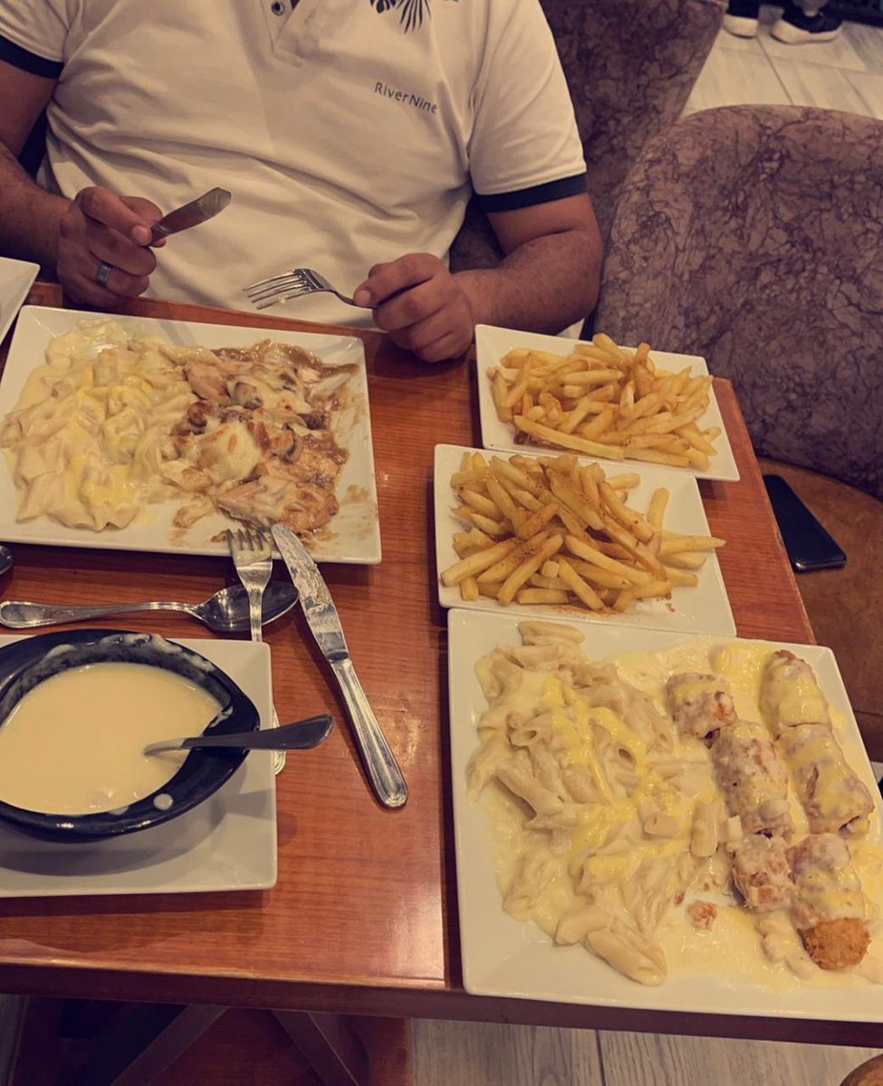 ahmed___sabek's tweet photo. انا بجد عايز افهم ازاى جريندر بغض النظر  انه ككافيه جامد ، مش مشهور انه من اجمد مطاعم الاكل فى بنها  بجد الاكل هناك تحفة  طعم تحفة كمية تحفة و ��سعاره كويسة جدا  و الاكل كله بلدى و نضيف مش شغل مجمدات 
بجد highly recommended و اخص بالذكر الكوردن بلو و التشيكن موتزريلا و شوربة كريمة https://t.co/KYy014u75R