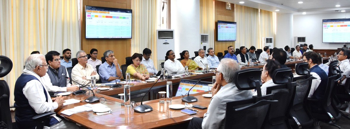 cmohry's tweet image. मुख्यमंत्री श्री @mlkhattar ने आज जनसंवाद कार्यक्रम के तहत आई जन समस्याओं के संबंध में सभी प्रशासनिक सचिवों की बैठक ली। 

बैठक में सीएम ने सभी प्रशासनिक सचिवों से कहा कि जनता की हर एक समस्या का समय पर उचित समाधान सुनिश्चित करें। इसके लिए हर 7 दिन में जनता के प्रतिवेदन का रिव्यू…