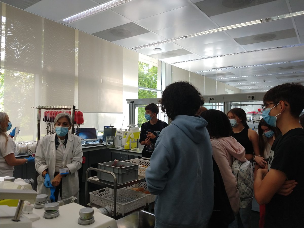 Ds_salvavidas's tweet photo. L@s alumn@s del IES Villa de Vallecas están en el Centro de Transfusión recibiendo a los donantes https://t.co/8Xk0GXqzmS