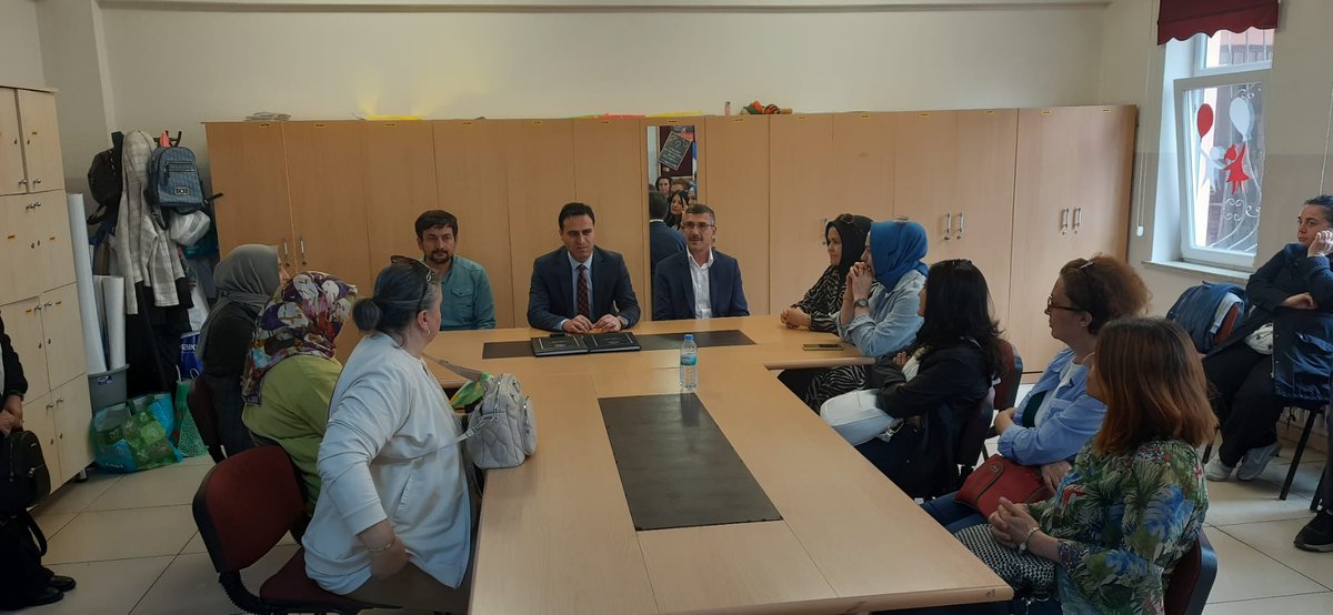 MemYenimahalle's tweet photo. İlçe Millî Eğitim Müdürümüz Sn. Veli KARAKUŞ, Zehra Önder İlkokulunu ziyaret ederek okul yöneticileri, öğretmen ve öğrencilerimizle bir araya geldi.
@tcmeb @MemAnkara @Harunfatsa @velikarakuss https://t.co/kpfdyf4G4o