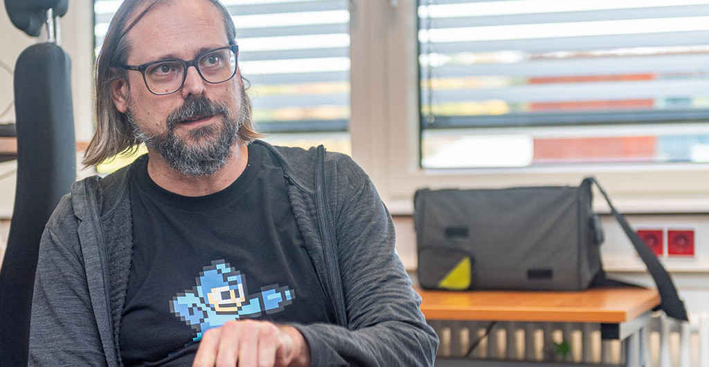 unipotsdam's tweet photo. Von Angesicht zu Angesicht: Computerlinguist David Schlangen arbeitet an Systemen, die menschliches Verhalten in Echtzeit &amp; in konkreten Situationen simulieren - &amp; so mit uns interagieren - können: https://t.co/dWqf0fIv7C
#CogSciUP #DynamicsOfCognitionBehavior #CognitionBehavior https://t.co/KGbR8sHeMV