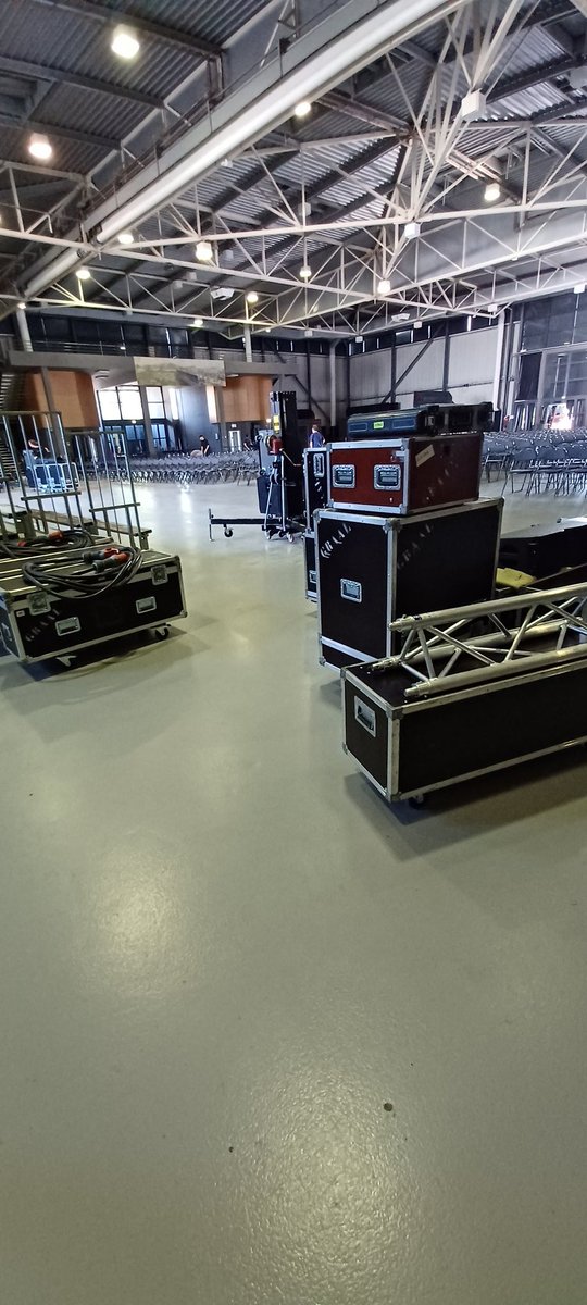 JeFCourtes's tweet photo. J-1 montage du matos son 🎵 et lumières à l'espace des 3P de #Brive @gaillard100 360 élèves sur scènes 10 musiciens 🎷🎺🎸pour les accompagner devant + de 1200 personnes 😊 et des profs d'@educmuslimoges à 200%!🎹 @aclimoges @DurandC42166305 @CDrucker_Godard @VincentMarsick https://t.co/vEe73n3MOu
