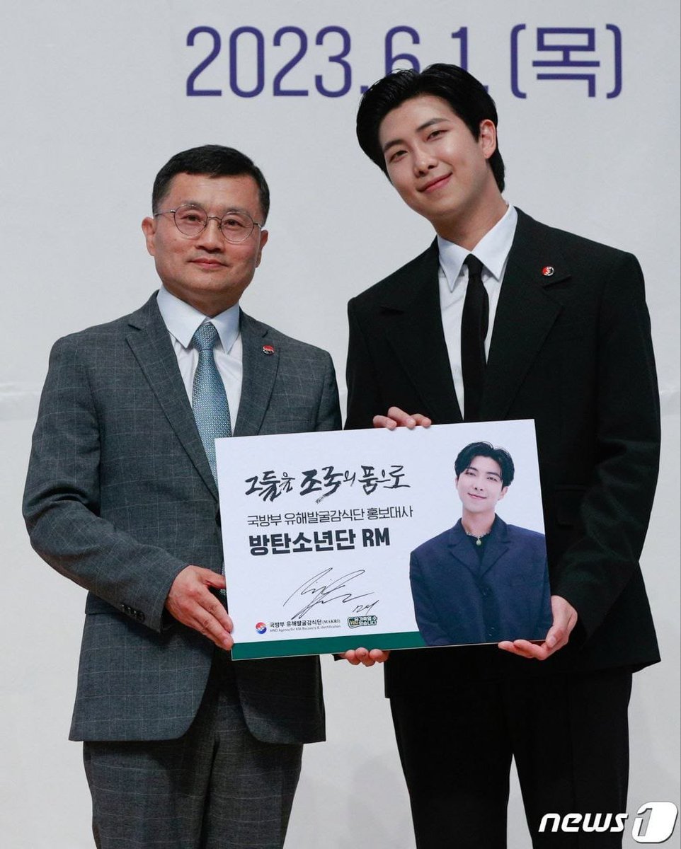 LiryOnni's tweet photo. #RM fue designado embajador de relaciones públicas para promocionar al Equipo de Excavación del Ministerio de Defensa Nacional.

Este equipo se dedica a recuperar e identificar los restos de los caídos en la Guerra de Corea y devolverlos a sus familias.

#ProudAmbassadorRM https://t.co/wUKDhkUXDO
