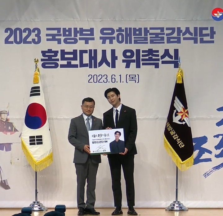 OnyxBlueAndGrey's tweet image. MY LEADER OF BTS KIM NAMJOON
LOVE YOU RM 💜
PROUD OF KIM NAMJOON 
RM PUBLIC RELATIONS  AMBASSADOR
AMBASSADOR RM 
#ProudAmbassadorRM
#오늘의알엠 #BTS #방탄소년단 #RM #김남준
#국유단 #국방부_유해발굴감식단 #그들을조국의품으로 #김남준자랑스럽다