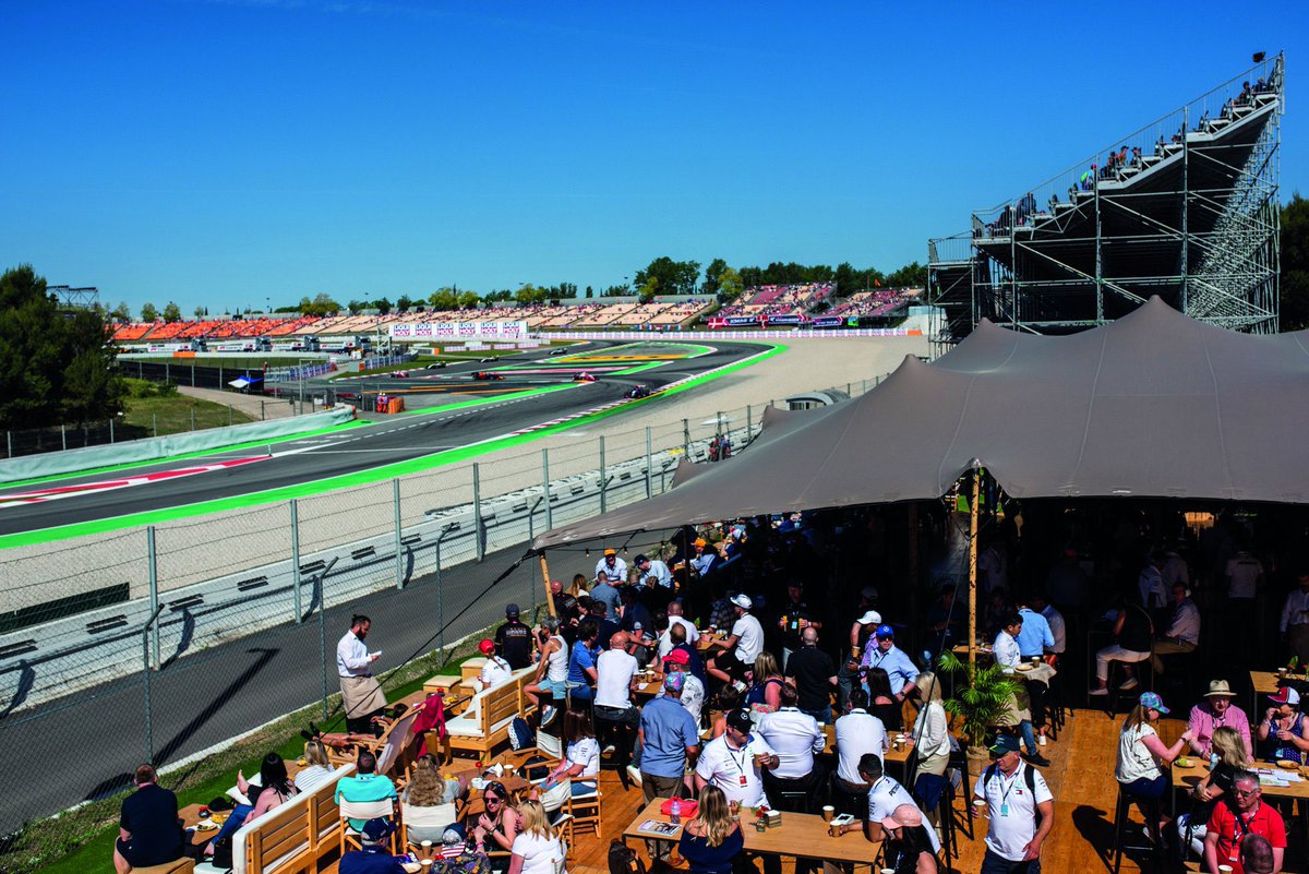 Nanosecso's tweet image. Tengo otras dos entradas para este sitio, valoradas en 1000€ aprox cada una. 

Eran para mi pero tengo entradas en otra zona del circuit y no las voy a aprovechar 100%

Las voy a regalar A DEDO entre las respuestas a este tuit. Los dos que más me convenzan SE LAS LLEVAN.