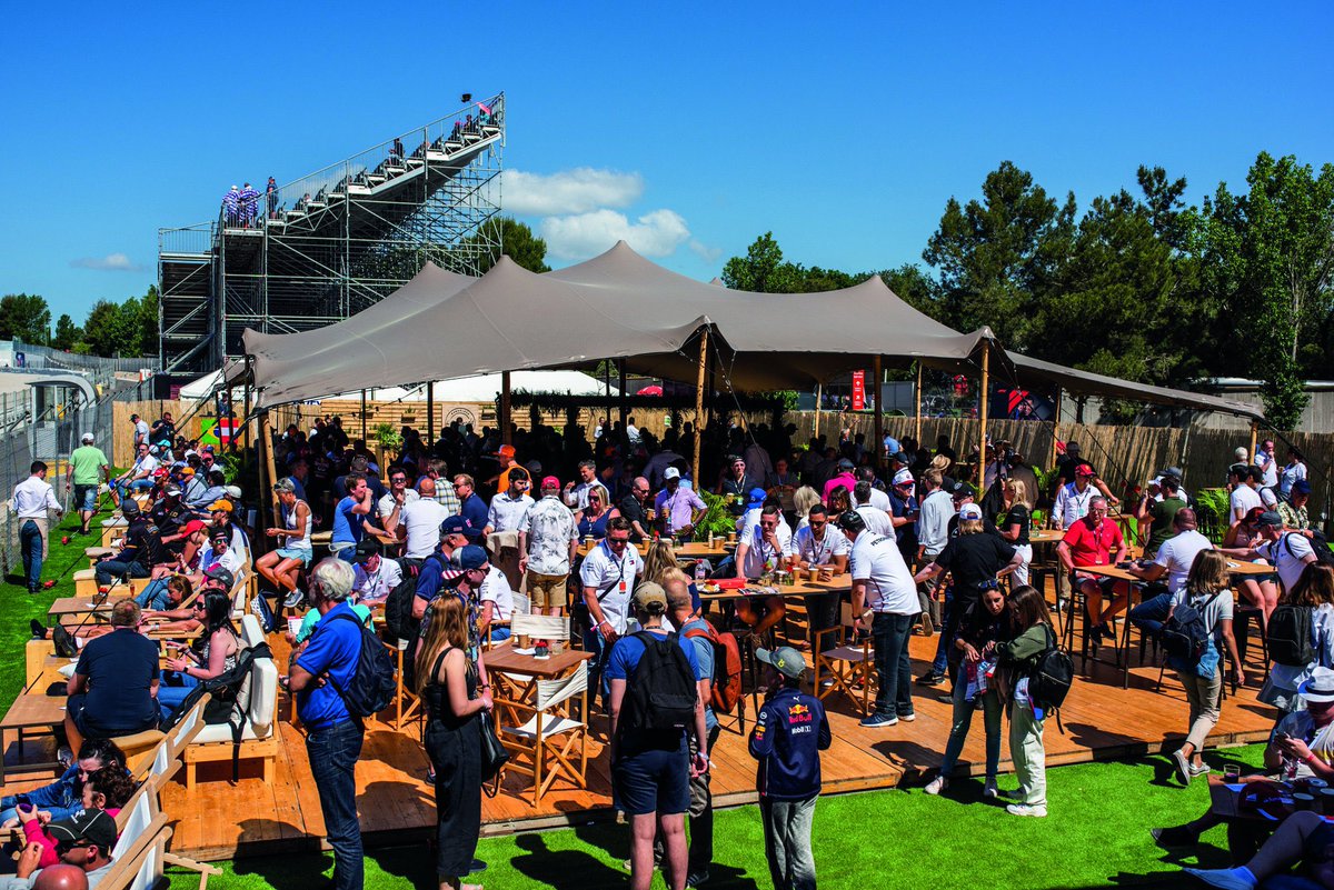 Nanosecso's tweet image. Tengo otras dos entradas para este sitio, valoradas en 1000€ aprox cada una. 

Eran para mi pero tengo entradas en otra zona del circuit y no las voy a aprovechar 100%

Las voy a regalar A DEDO entre las respuestas a este tuit. Los dos que más me convenzan SE LAS LLEVAN.