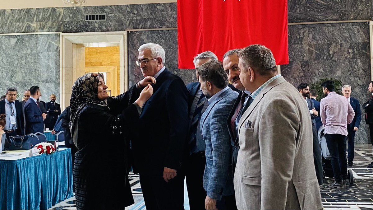 ozmehmetemin's tweet photo. Gazi Meclis’imize mazbatamızı teslim ederek 28. Dönem Erzurum Milletvekili olarak kaydımızı yaptırdık. 
Rabbim, ülkemize, milletimize ve Erzurum’umuza hayırlı hizmetler yapabilmeyi nasip etsin.
İnşallah…
#TBMM #Akparti https://t.co/2jHc4ahXBH