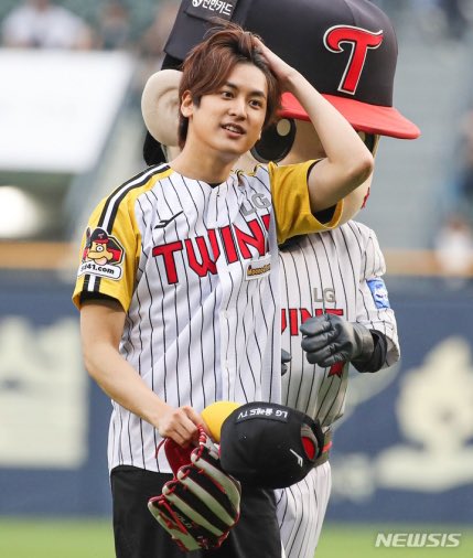 jaja_girly's tweet photo. LG TWINS WON !!!! WINNING FAIRY JUNG CHANWOO 🫶 

UNBEATABLE LG CHANWOO
#CHANWOOXLGTWINS
#CHAN #정찬우 @iKON_chan_w000 
#iKON #아이콘 @iKONIC_143 https://t.co/rpkBRRmoq3