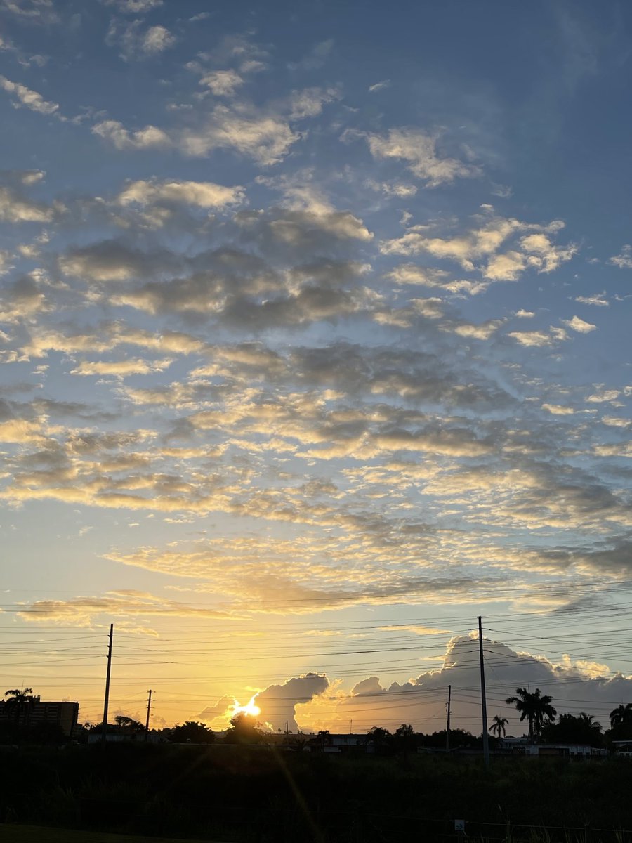 epintadorm's tweet photo. My beautiful sunrise today #walkingandrunning🏃‍♀️#lovelymorning #sunrise #5miles🏃‍♀️ #justhappy https://t.co/qASA6HaP6E