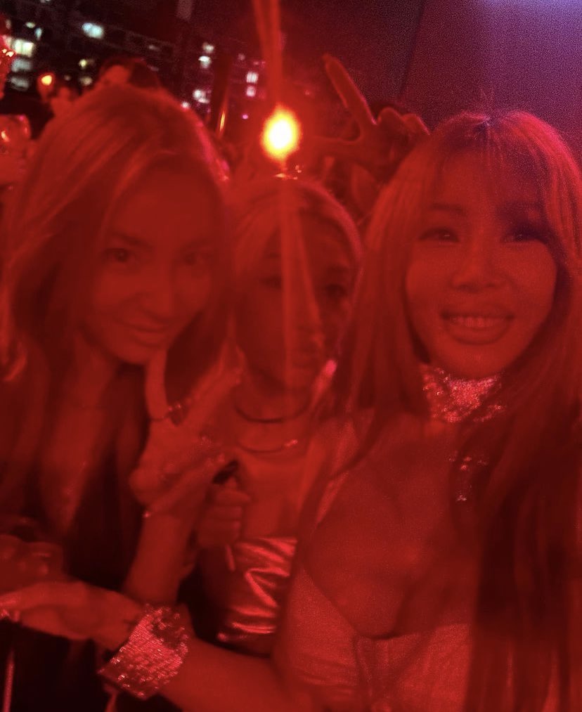 we got a selfie with hyoyeon and jessi!!! 😭🥹🥹❤️❤️