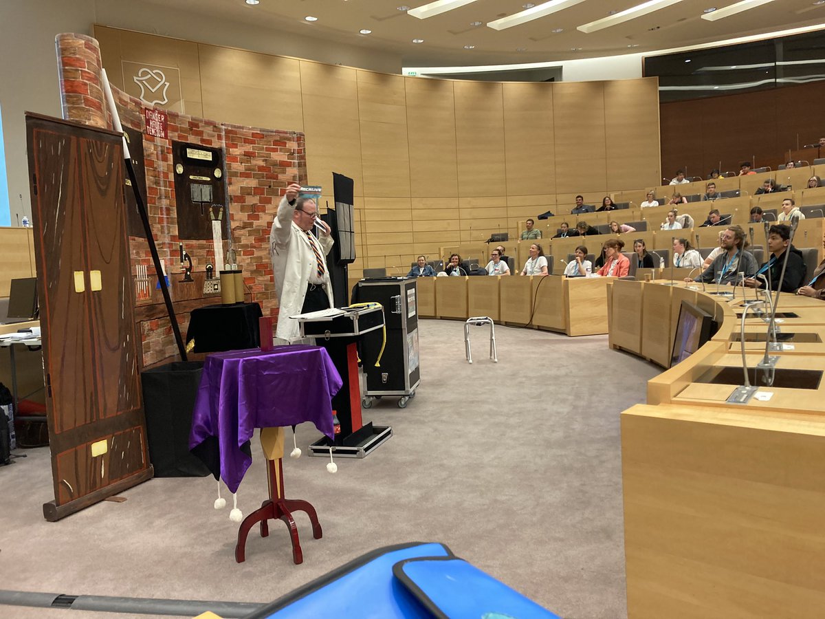 L’hémicycle de la region <a href="/hautsdefrance/">Région Hauts-de-France</a> plein à craquer de jeunes venus parler de l’industrie 👍👍 les transitions <a href="/rev3/">rev3</a> : une vraie opportunité pour l’industrie pour les jeunes - ici on réconcilie Économie - Écologie - Emploi