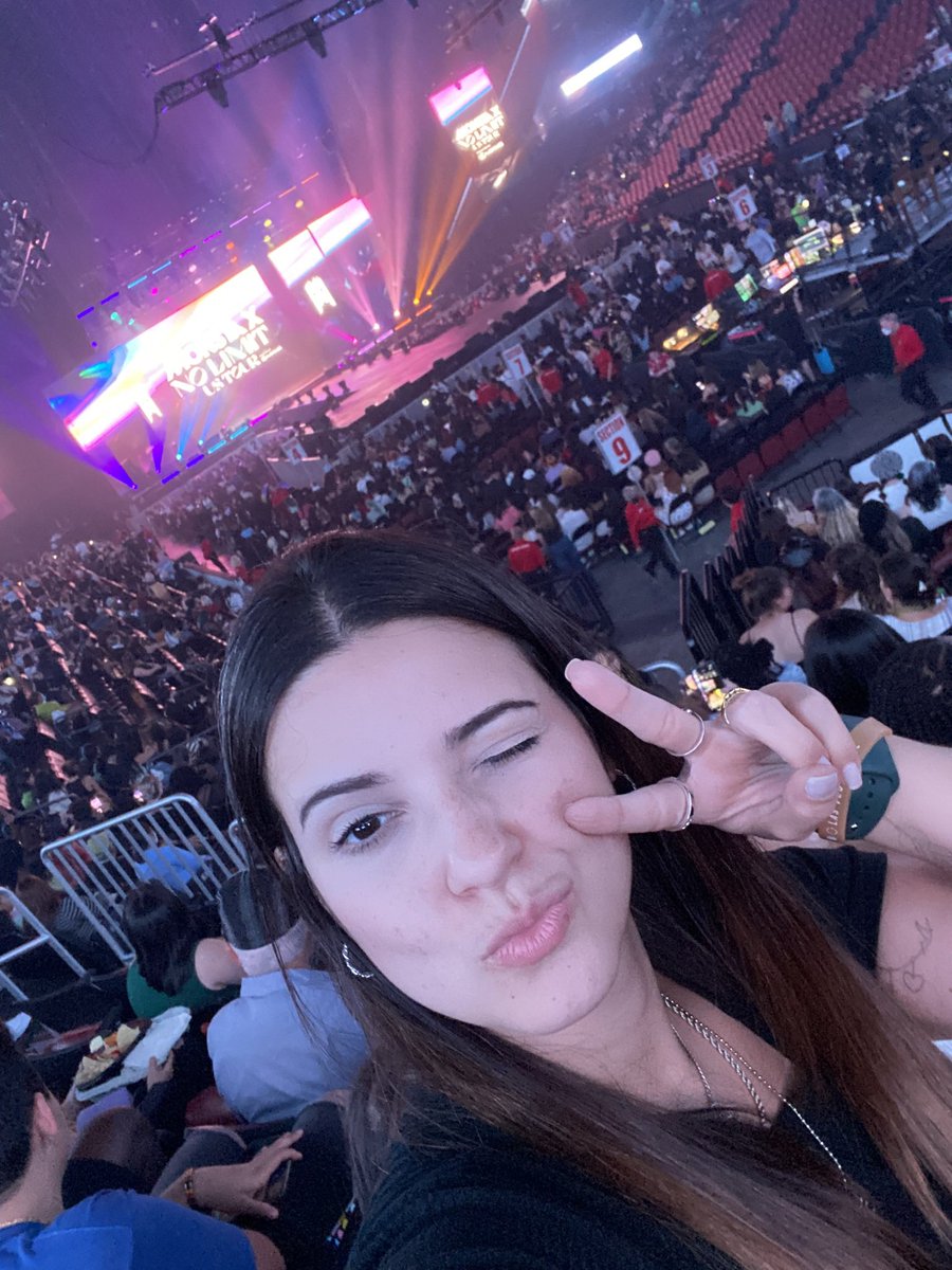 senhorabtsarmy's tweet photo. Hoje faz 1 ano de #MONSTAXUSTOUR
A energia deste show foi surreal! Surtei mto e gritei mto 😂😂 https://t.co/UhRhkjP7Tx