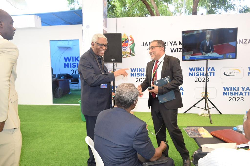 EwuraTanzania's tweet photo. Mwenyekiti wa Bodi ya EWURA, Prof. @MarkMwandosya  alipotembelea  taasisi zilizo chini ya Wizara ya @Nishati2017, #EWURA  #REA #TANESCO #PURA #PBPA #TPDC #TGDC katika #wikiyaNishati2023  viwanja vya @bunge_tz, #Dodoma. Maonesho hayo yatahitimishwa leo 1 Juni 2023. https://t.co/XfYmEUGjem