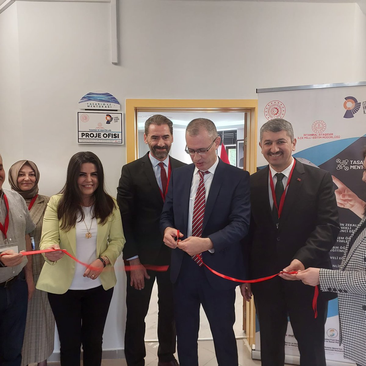 İSTKA tarafından desteklenen, ‘Tasarım ve Mentor Ağı’ Proje Açılışı Kaymakam Sn. <a href="/IHErtas/">İsmail Hakkı ERTAŞ</a>, İl Milli Eğitim Şube Müdürü Sn. Leyla BOSTAN, İlçe Müdürümüz Sn. @ismail_gunday ve İlçe Kurum Müdürlerinin katılımıyla gerçekleştirildi.

<a href="/tcmeb/">Millî Eğitim Bakanlığı</a> <a href="/istkaorgtr/">İSTKA</a> <a href="/istanbulilmem/">İstanbul İl Millî Eğitim Müdürlüğü</a> <a href="/AtasehirMEM/">Ataşehir İlçe Millî Eğitim Müdürlüğü</a>