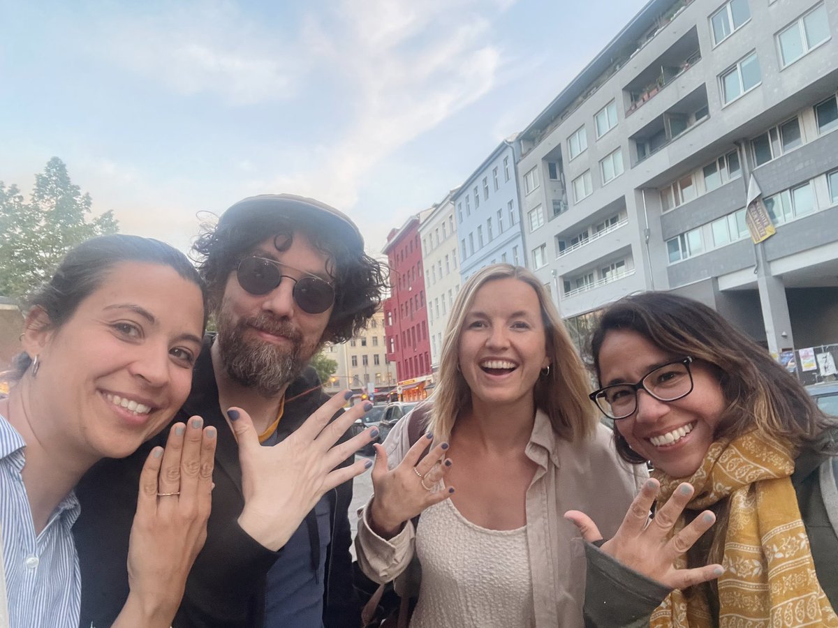 Even without sharing the same company anymore we are still a great team

Yesterday evening we had an (alumni)- team event with great energy, conversations, laughter and most important colorful nails.