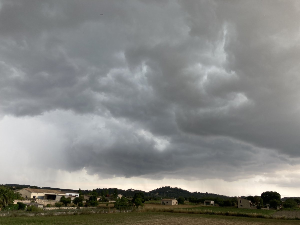 gaspisastre's tweet photo. Ara mateix a #montuiri #mallorca @DuncanWingen  @MiquelSalamanca  @DaniCapo_Meteo  @Meteodemallorca  @TempsIB3  @MeteoIB3  @BalearsClima  @MetIllesBalears @ElTiempo_tve @eltempsTV3 @lasextameteo @meteofrance https://t.co/JqPeRXuWgk