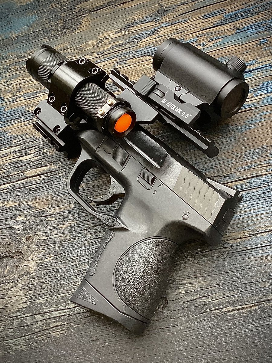 MetalicAir's tweet photo. #アカデミー #MP9c(M&P Compact) #エアコキ
いろいろ強引に装着。
マウントもライトもダットサイトも安物だけど、流石に再廉価のエアコキだとおかしな感じだなぁ。
同じエアコキでも、東京マルイならなんとかなるんだけど…
モールドの彫りの浅さは致命的…🥳
単体だと好きな #エアガン なんだけど… https://t.co/fUdKH6WSec