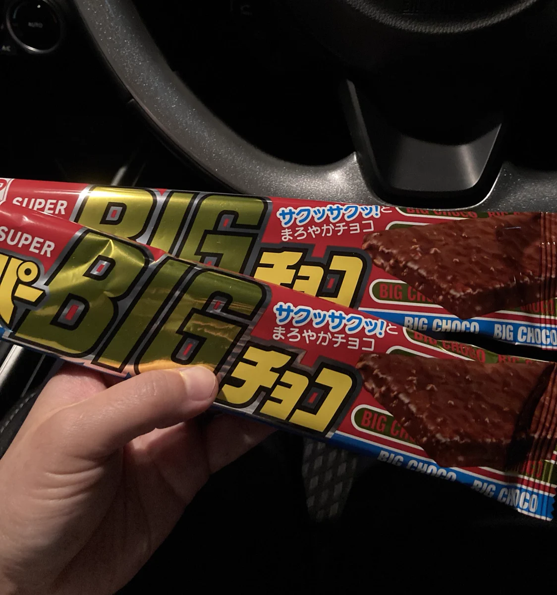 世の中物騒な事件が多いからね…闇夜に紛れてスーパービッグチョコを持ち歩いていた男に起きた悲劇！