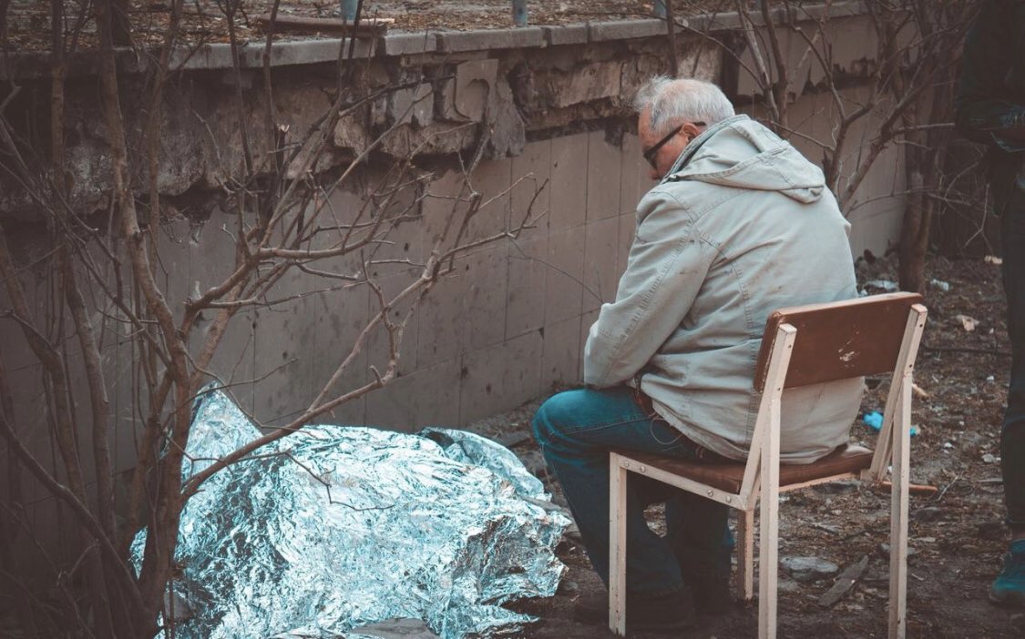 visegrad24's tweet photo. A grandfather sits next to the body of his 9-year-old granddaughter, who was killed in a Russian missile strike against Kyiv this morning.

The man also lost his daughter in the attack.

Russia must pay for its crimes! https://t.co/SVKUJPDQDT