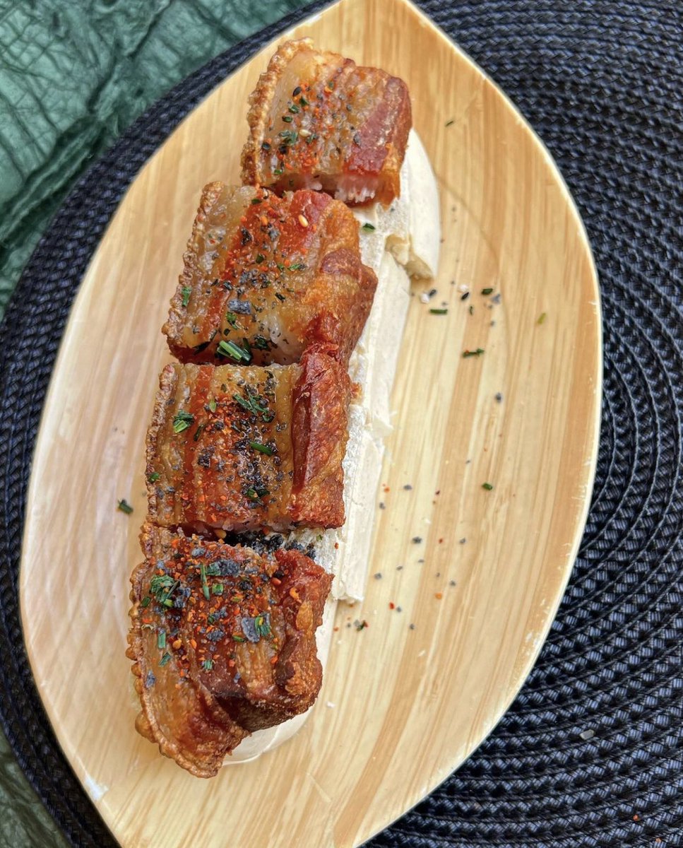 ficus_food's tweet photo. Nuestro torrezno de Soria con un toque japonés…🤤 

💚 Ficus food and Music. Gastronomía, buen ambiente y placer. ¡Te esperamos cada fin de semana en 📍 Palma del Río (Córdoba).

.
.
.
.
#restaurante #gastronomia #torreznos #entrantes #food #palmadelrio #cordoba https://t.co/czQFWFGN8y