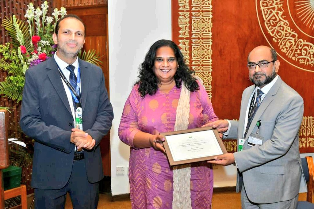 shaziafakhir's tweet photo. Receiving 2nd best poster award in 1st International Conference of Health Professions Education by the current legends of DED.
#naveedyousuf #MuhammadTariq #AKUGlobal #MedEd #medicaleducation https://t.co/1cElJ8OrH4