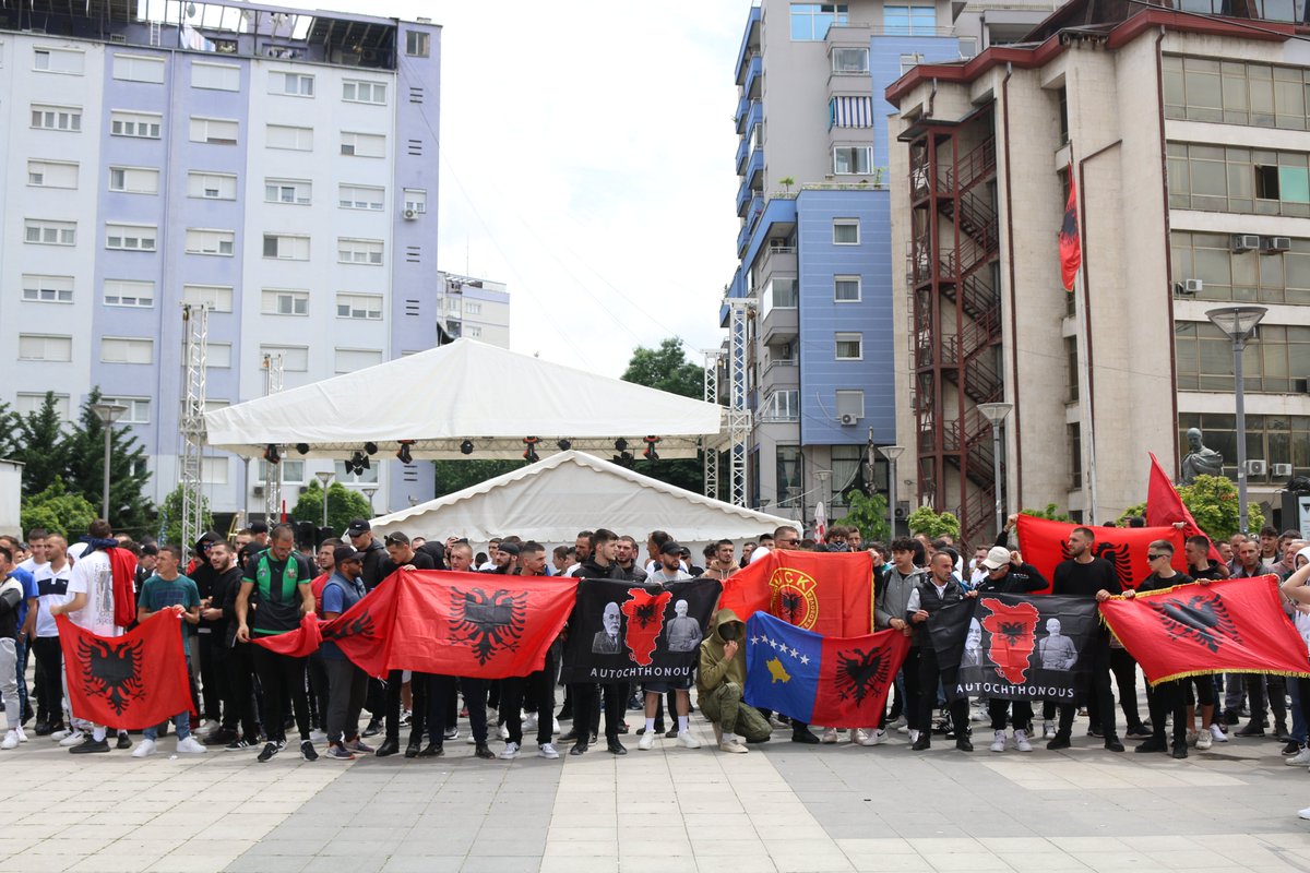 📌Kosova'nın kuzeyindeki Mitrovica'da, son günlerde bölgede yaşanan gerilimlerden hoşnut olmayan Arnavutlar gösteri yaptı

▪Kosova ve Arnavutluk bayrakları açan göstericiler, Kosova Kurtuluş Ordusu lehine ve Sırbistan aleyhine sloganlar attı