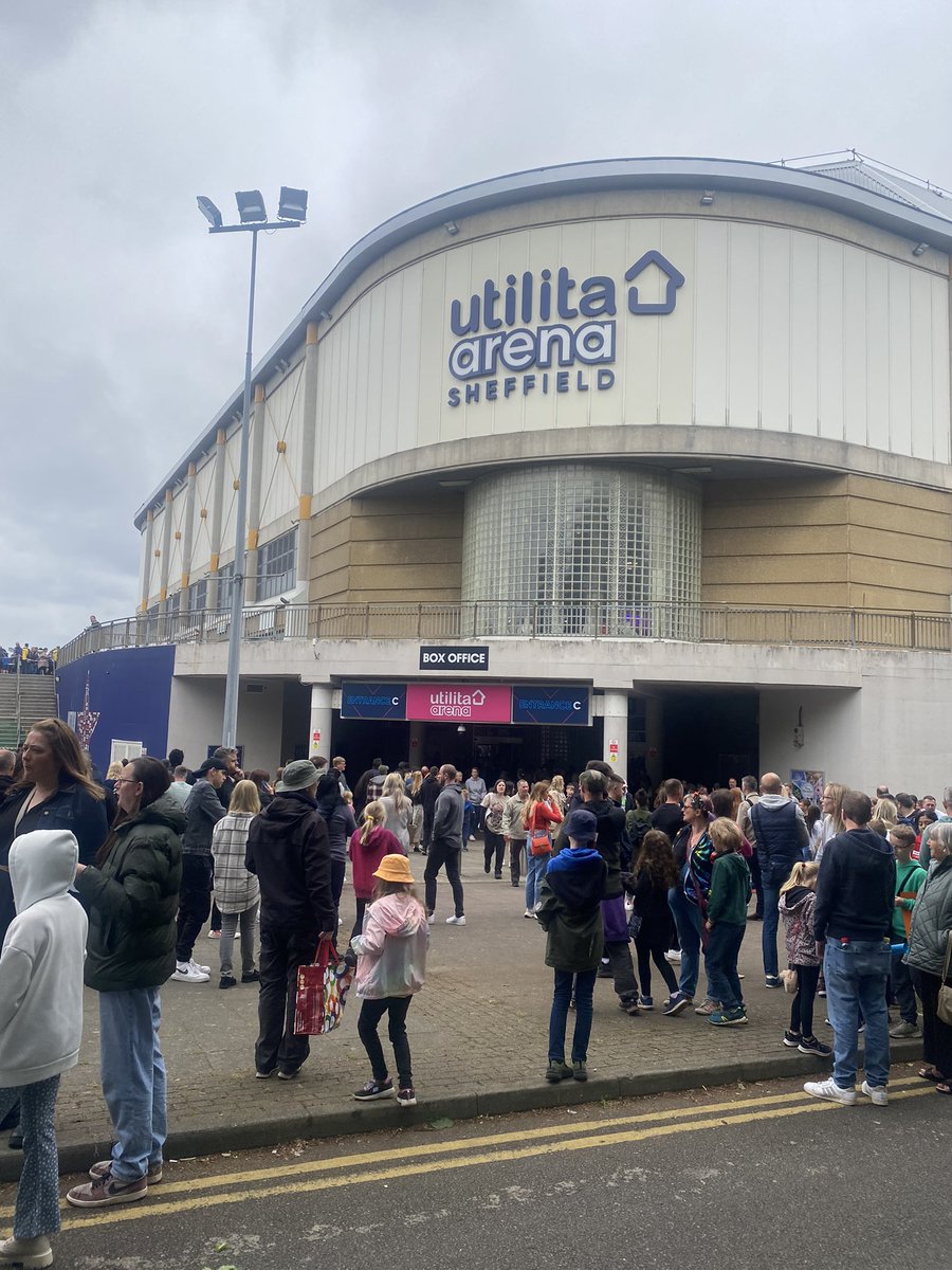 trufhunter's tweet photo. Still people being refused. 2 mile long cues to just be turned away 👍 https://t.co/HYEfGfAzml