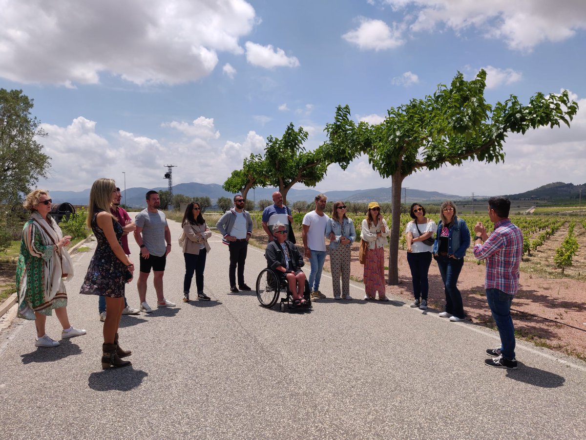 🍇¡Paseando entre viñedos de Monóvar sin barreras! 

Esto es #TurismoAccesibleCV😉