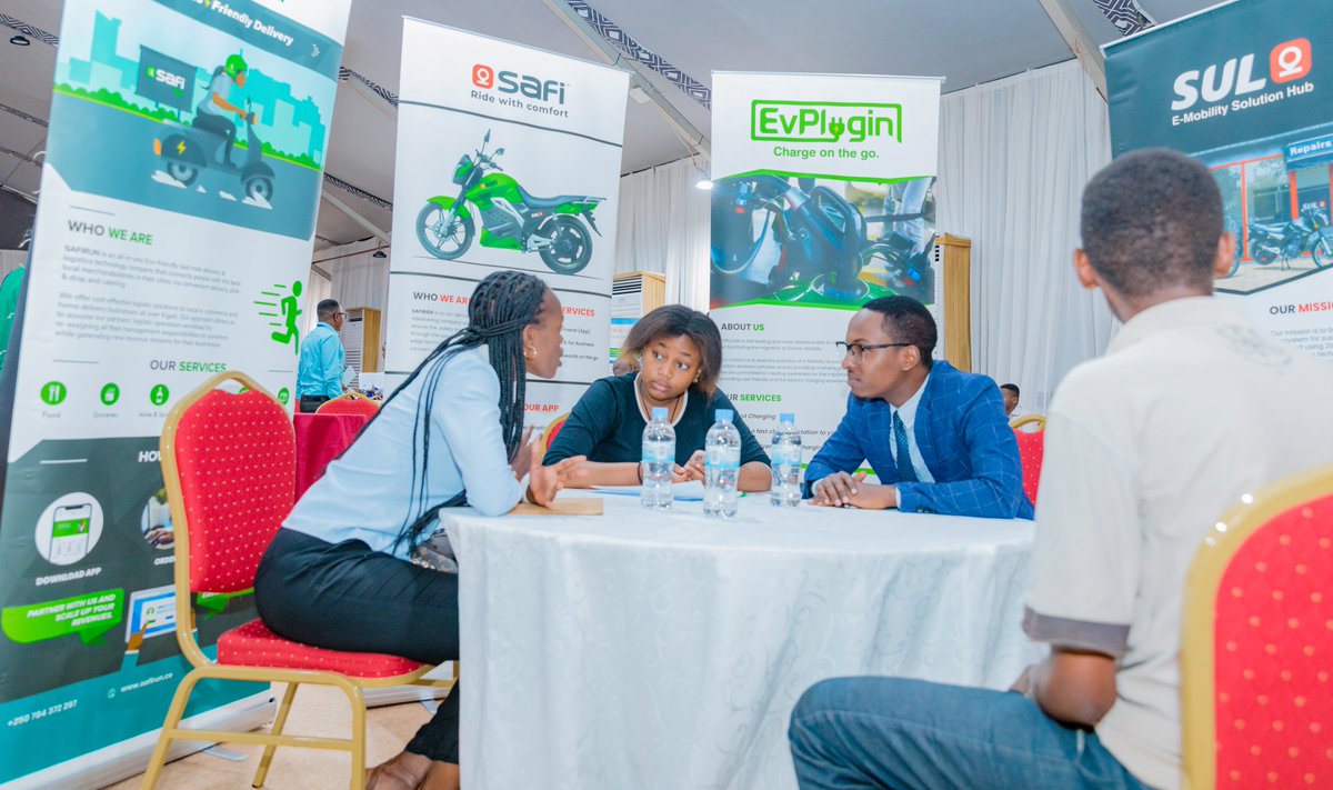 CityofKigali's tweet image. This morning at Camp Kigali , The City Vice Mayor in Charge of Socio-Economic Affairs @Urujeni1  together with the Minister of @RwandaLabour @FRwanyindo opened the 11th #Jobnet organised by @CityofKigali @RDBrwanda and other stakeholders. #JobNet2023