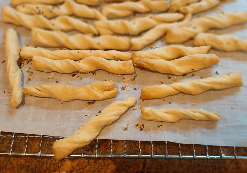 OhYouCook's tweet image. Crunchy &amp;amp; Quick #NoYeast #breadsticks ... 30 minutes start to finish!  #dairyfree #kosherrecipes bit.ly/3C43KJp