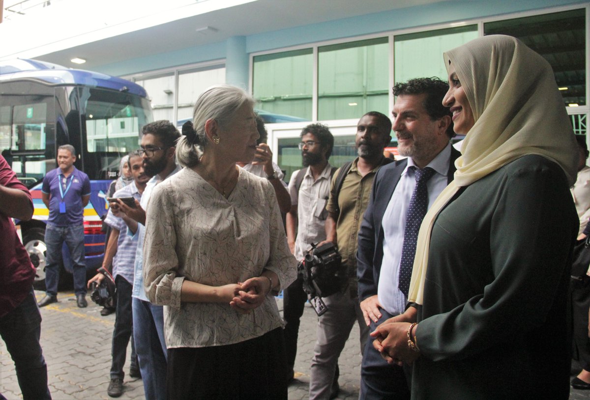 UNDPMaldives's tweet image. .@MoTCAmv &amp;amp; @MTCCPlc has successfully piloted electric minibuses &amp;amp; installed charging stations for public transport in the Greater Maale region supported by @JapanGov under UNDP&apos;s #ClimatePromise. A step closer to sustainability aligning with 🇲🇻 commitment to reach #NetZero2030.