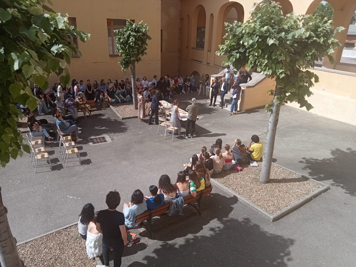 accorse's tweet photo. #Disputatio | Le recteur était membre du jury, aux côtés de professeurs & de personnels du lycée. Ils ont voté pour le meilleur argumentaire. Des élèves & des parents ont pu assister à cette grande finale. Les Disputatio ont lieu chaque vendredi à 13h, depuis le début de l'année. https://t.co/siV705KDQC