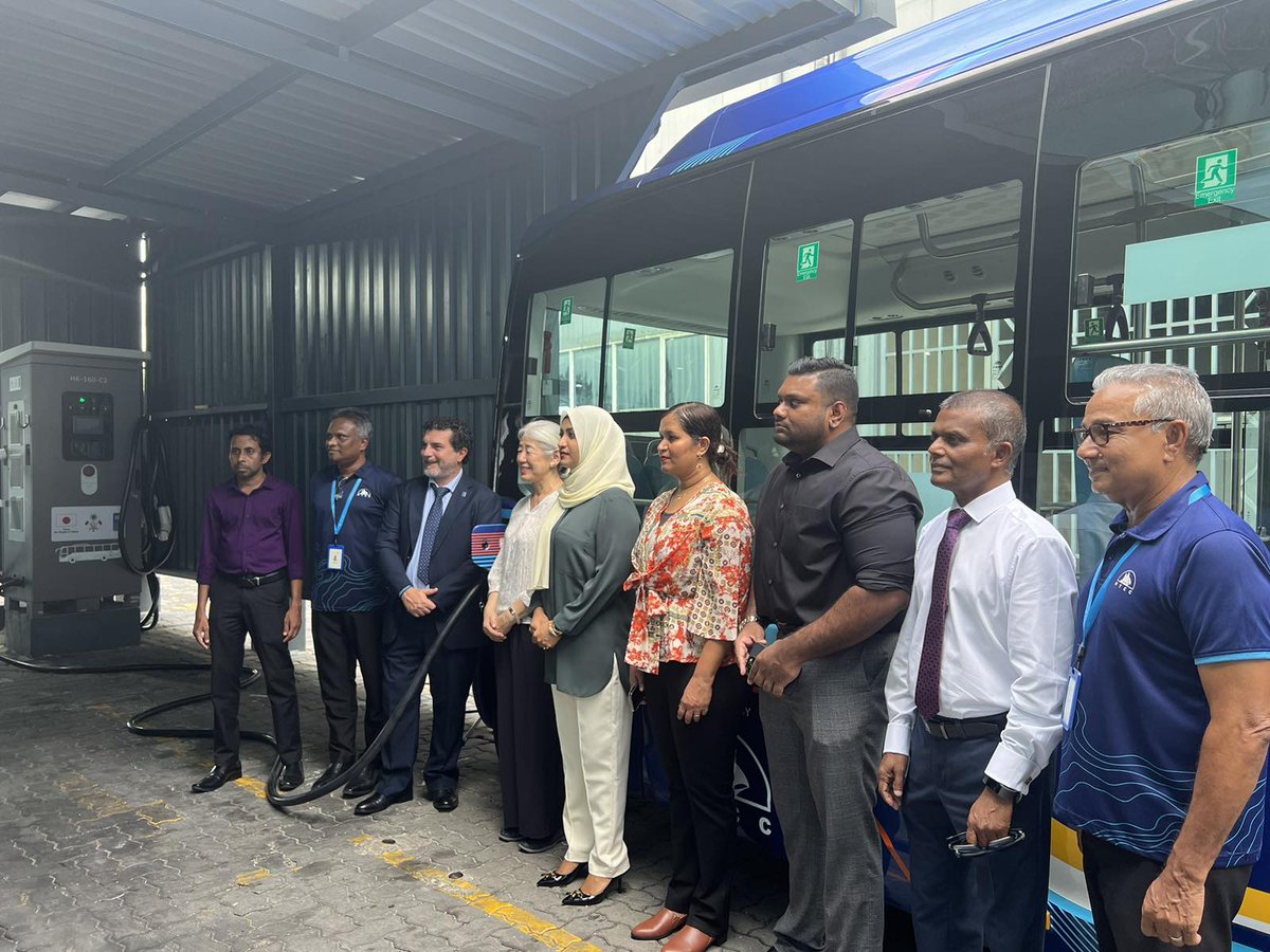 UNDPMaldives's tweet image. .@MoTCAmv &amp;amp; @MTCCPlc has successfully piloted electric minibuses &amp;amp; installed charging stations for public transport in the Greater Maale region supported by @JapanGov under UNDP&apos;s #ClimatePromise. A step closer to sustainability aligning with 🇲🇻 commitment to reach #NetZero2030.
