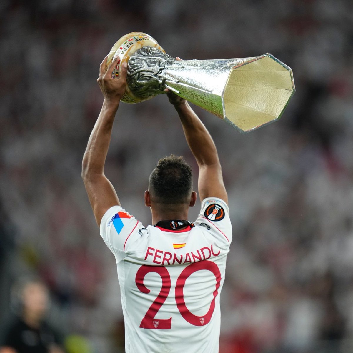 ¿Y lo de este tío? 

¿Alguien me lo explica? 🐙