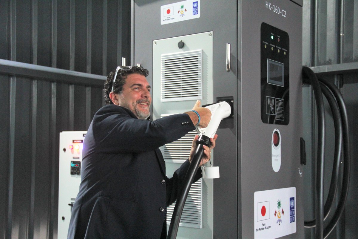 UNDPMaldives's tweet image. .@MoTCAmv &amp;amp; @MTCCPlc has successfully piloted electric minibuses &amp;amp; installed charging stations for public transport in the Greater Maale region supported by @JapanGov under UNDP&apos;s #ClimatePromise. A step closer to sustainability aligning with 🇲🇻 commitment to reach #NetZero2030.