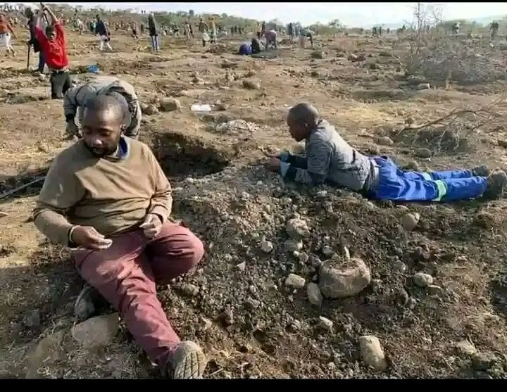 ZANewsFlash's tweet photo. We once had people of Ladysmith and their fake diamond. https://t.co/0rERmn28mr
