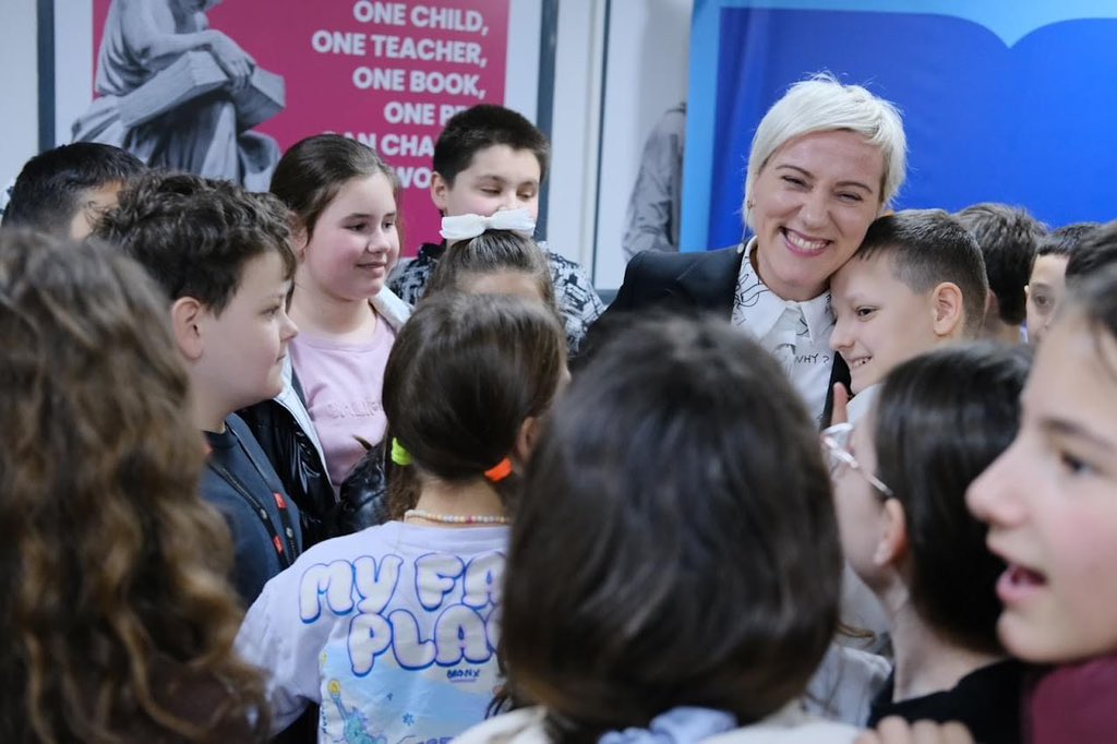 HalimiSibel's tweet photo. Urime Dita Ndërkombëtare e Fëmijëve!

Dhuroni fëmijëve vetëm dashuri! 

Një fëmijëri me dashuri formon njeriun e lirë dhe të përgjegjshëm🤍 https://t.co/DD7C8fnm2i